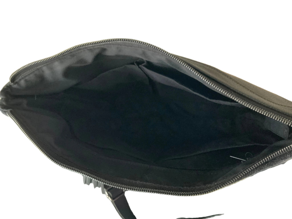 Interior 4 slip pockets 1 zip